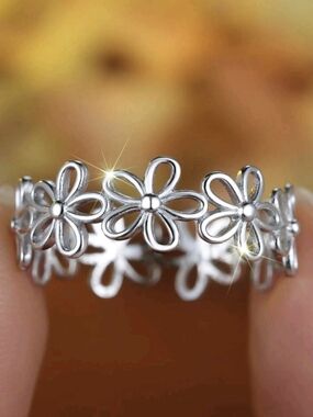 Sterling Silver Floral Daisy Band Ring - Silver